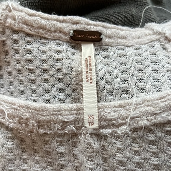 Shorter in the front, longer in the back FREE PEOPLE top - Picture 2 of 3